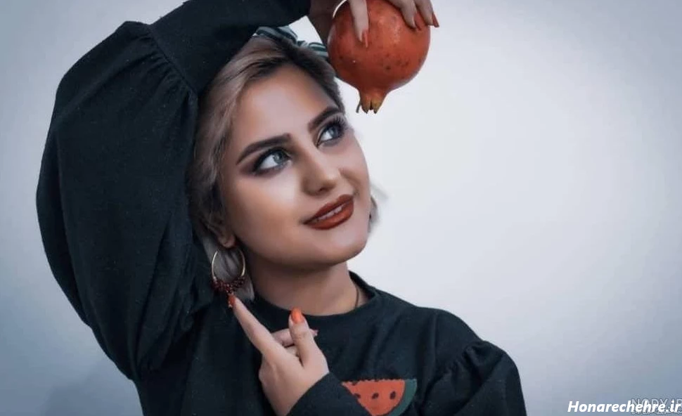 ژست عکس یلدایی دخترانه