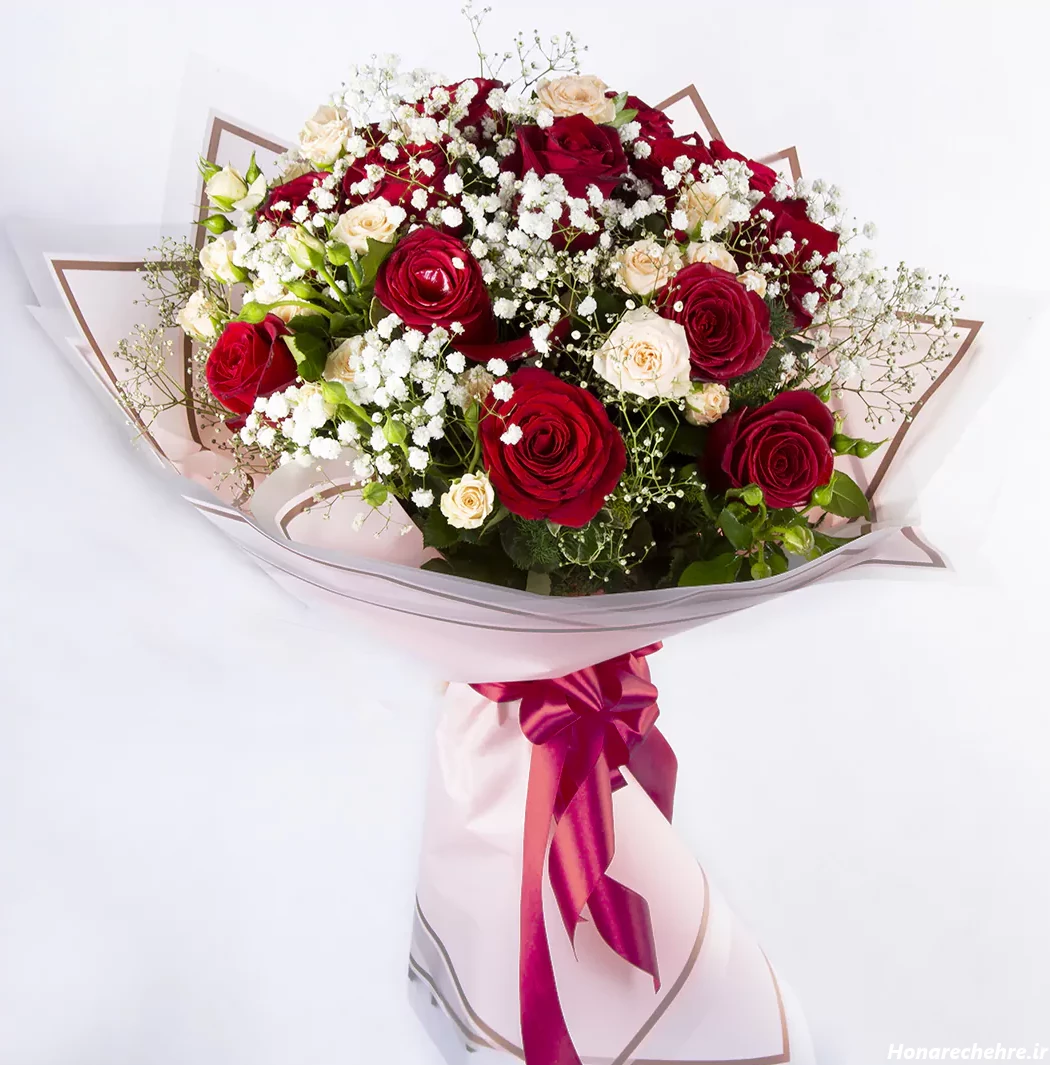 عکس دختر با گل رز قرمز