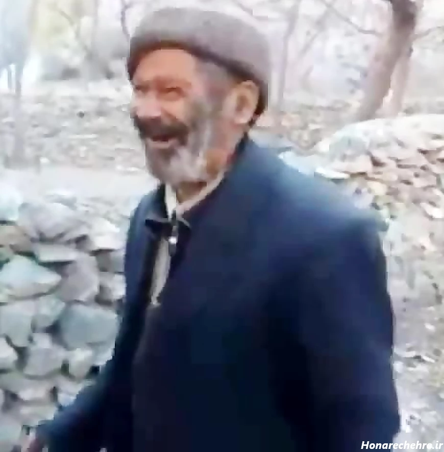 عکس پیرمرد گوش بزرگ