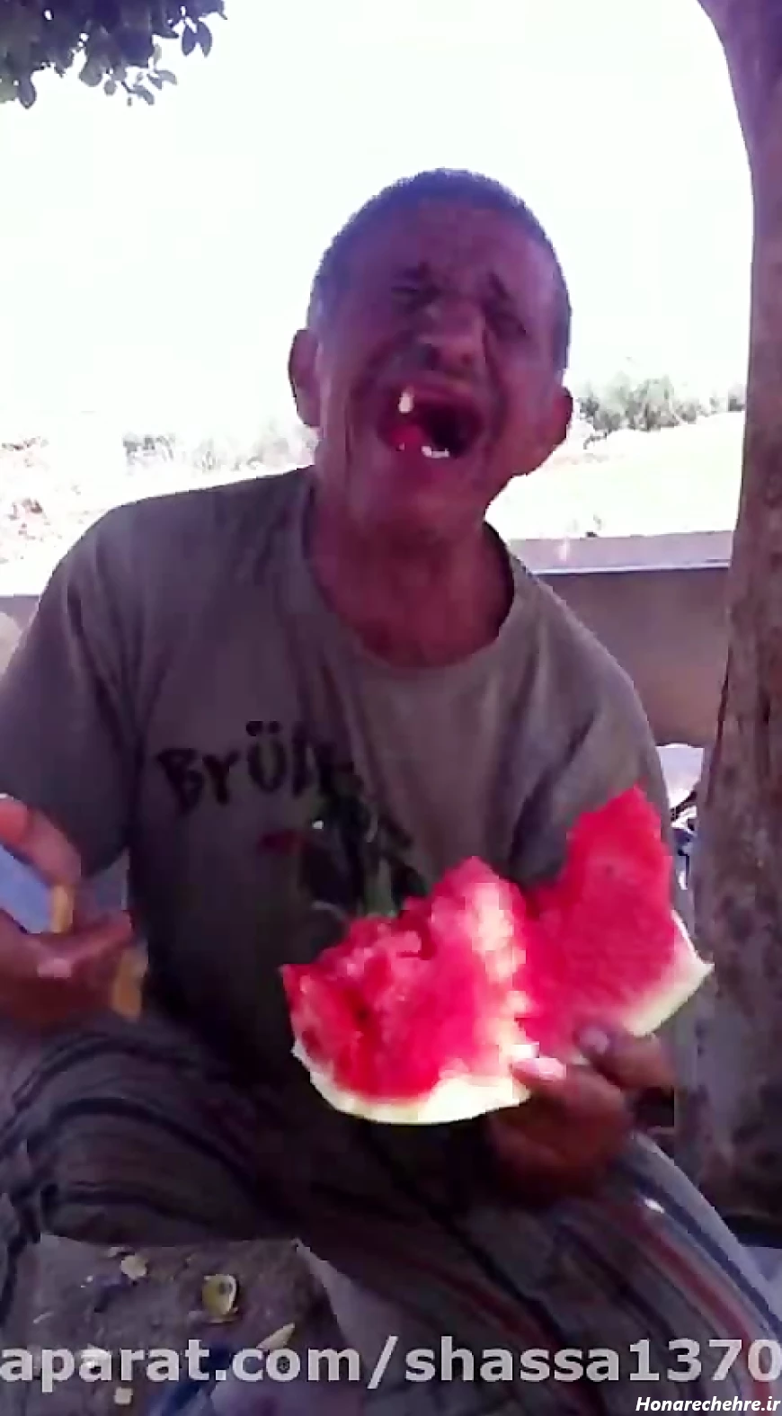 عکس پیرمرد گوش بزرگ