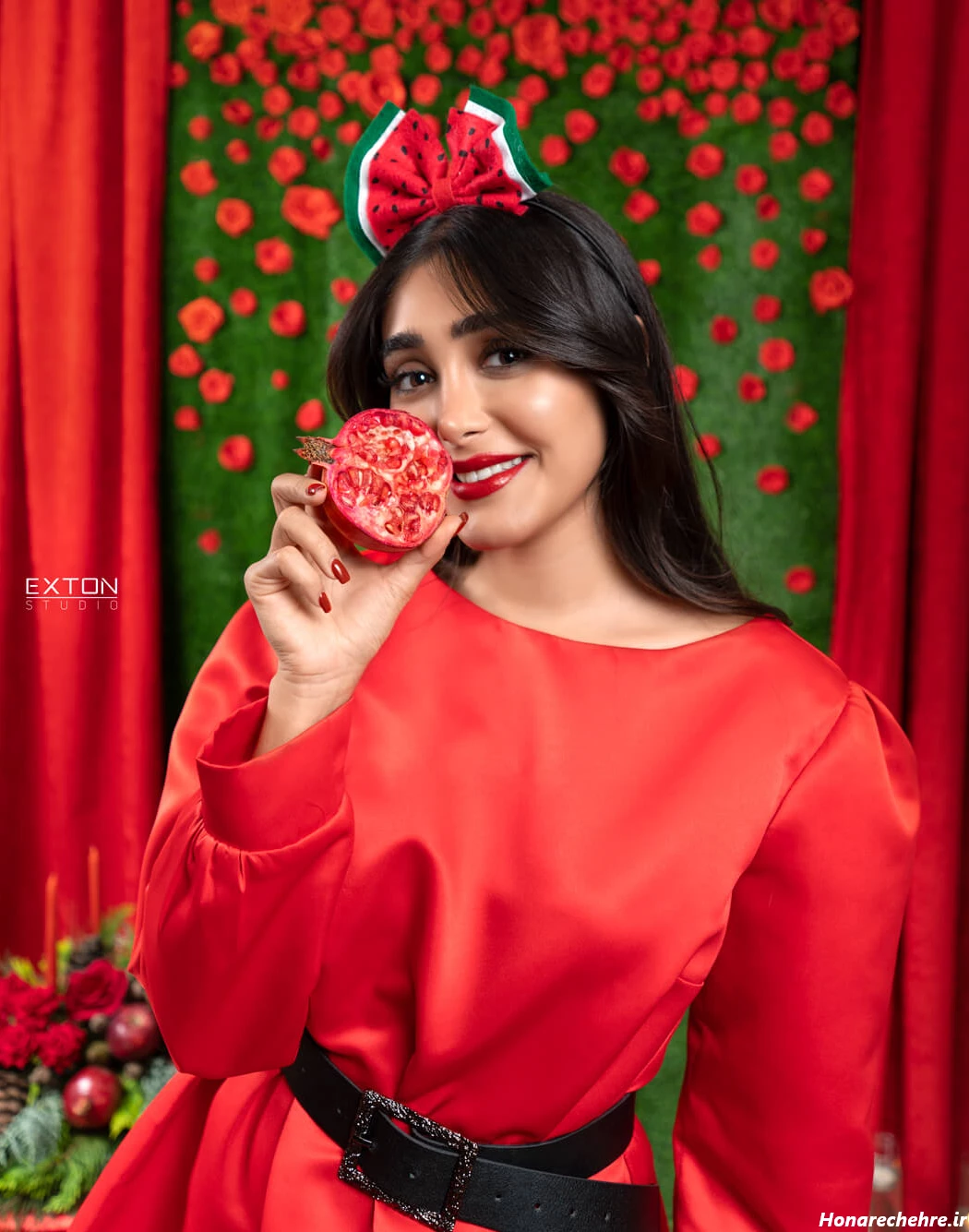 ژست عکس یلدایی دخترانه