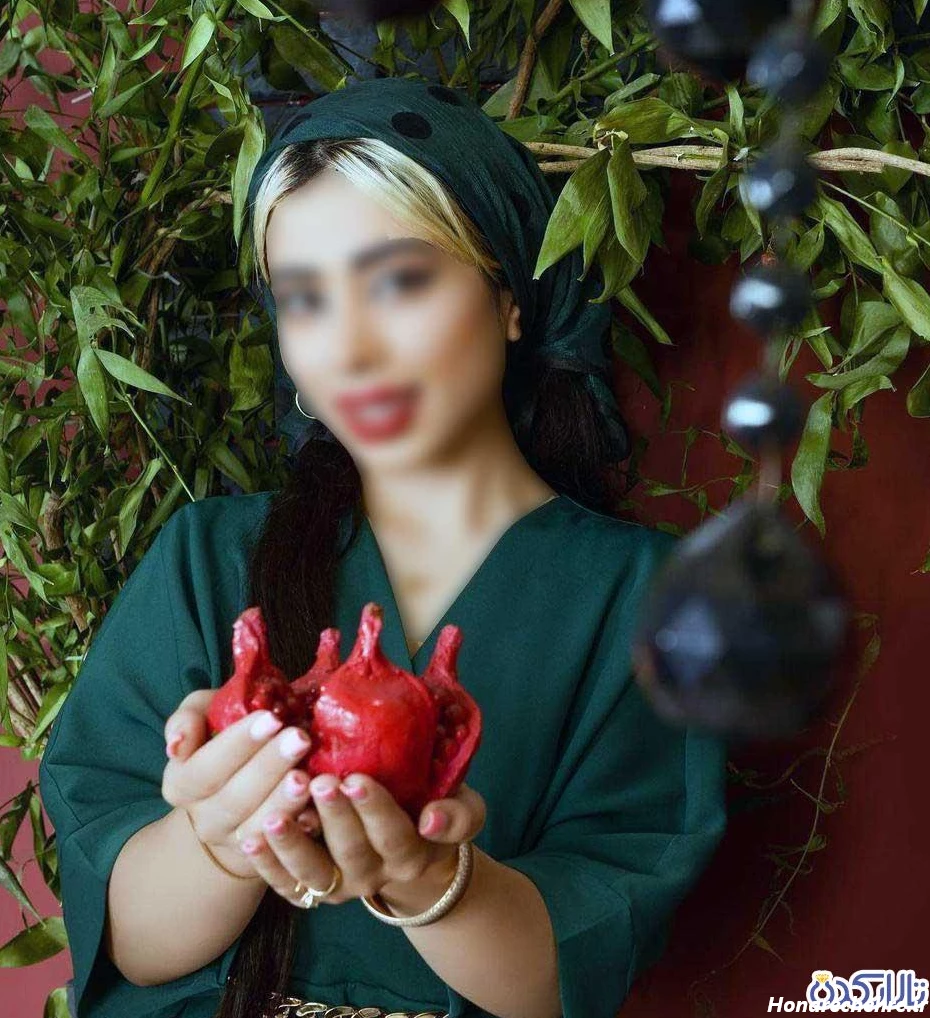 ژست عکس یلدایی دخترانه