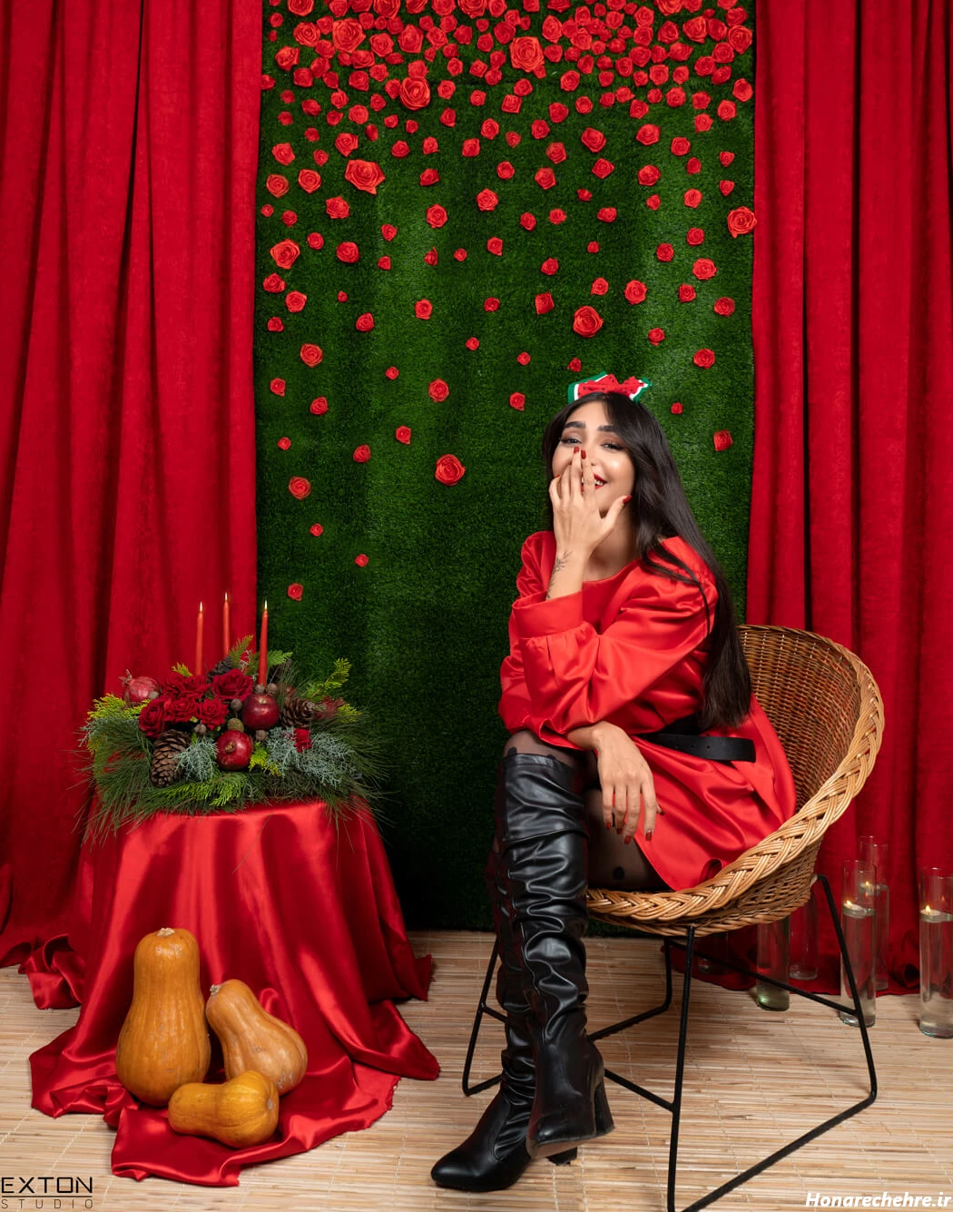 ژست عکس یلدایی دخترانه