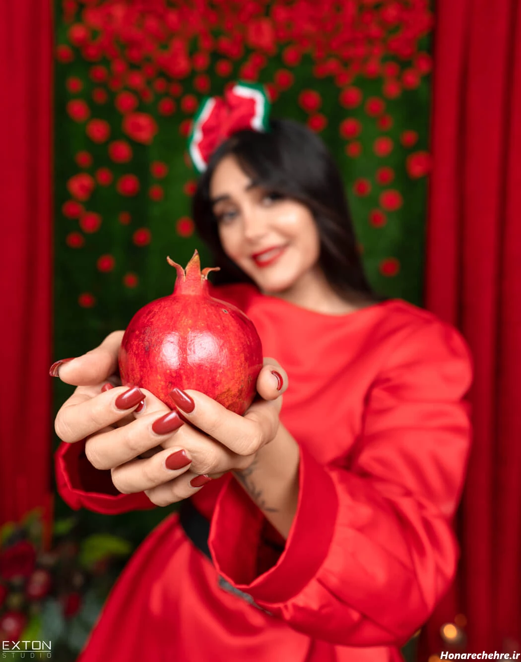 ژست عکس یلدایی دخترانه