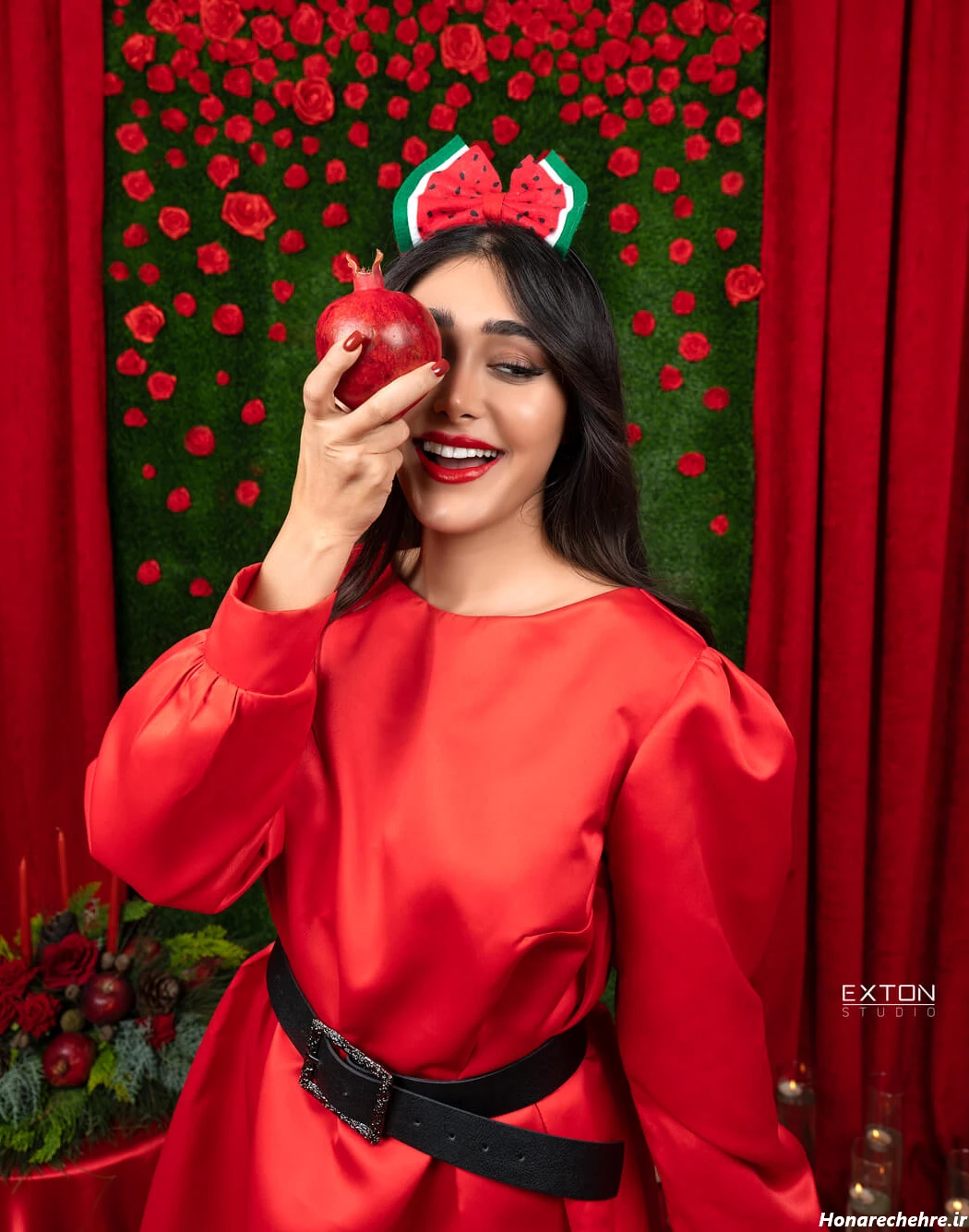 ژست عکس یلدایی دخترانه