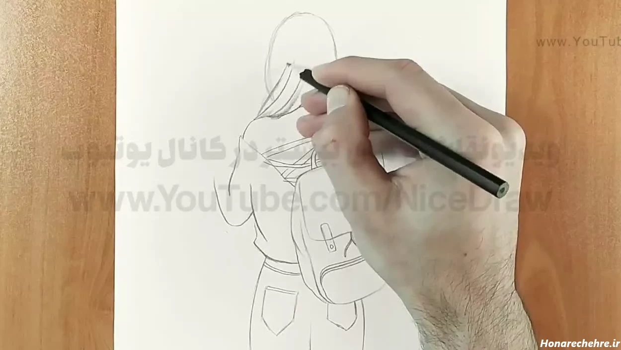 نقاشی سیاه قلم دختر از پشت