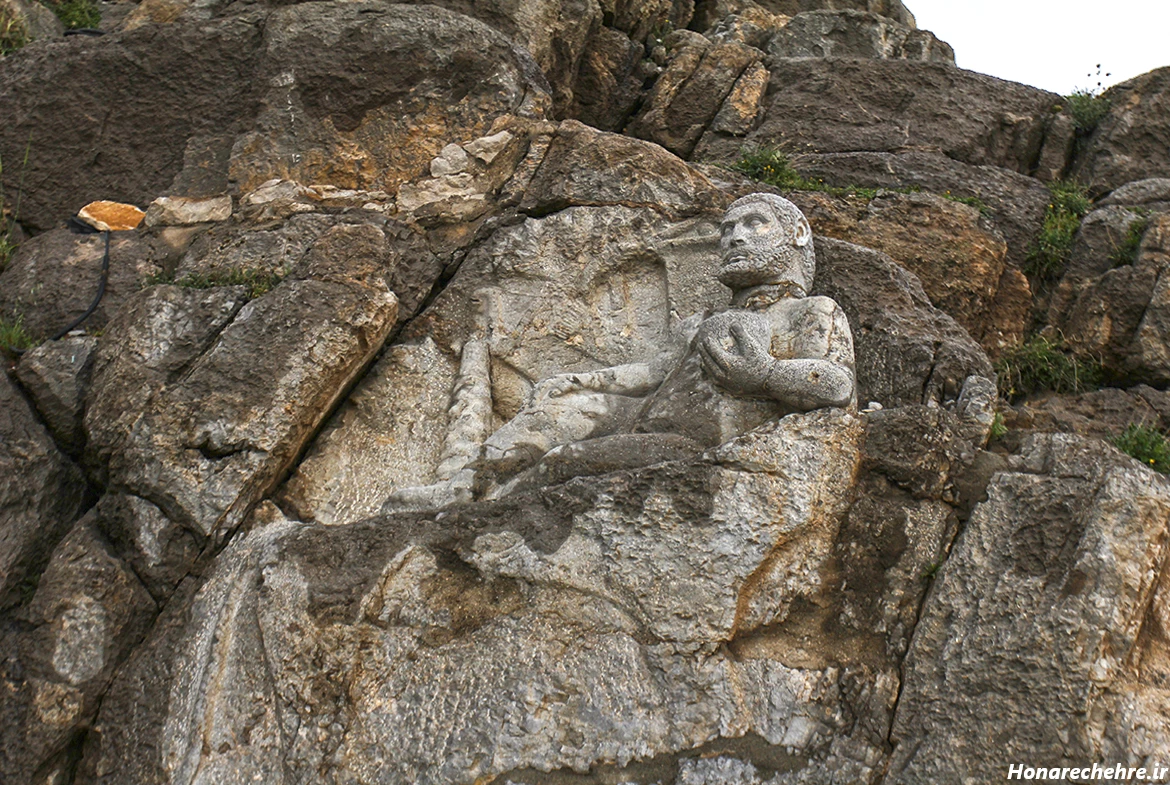 عکس کوه بیستون شبیه زن