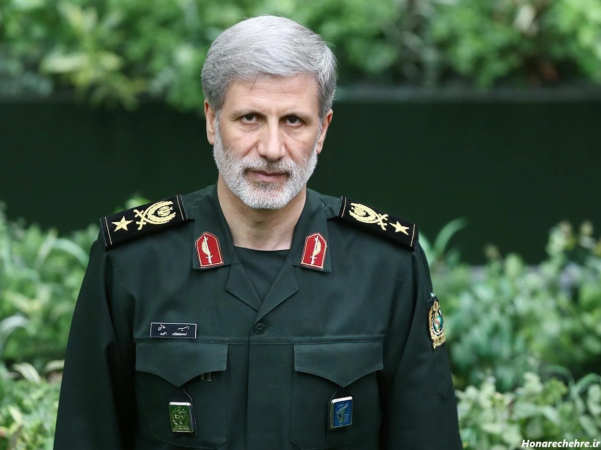 تصویر) وزیری که با لباس سپاه خود را به ساختمان مجلس رساند