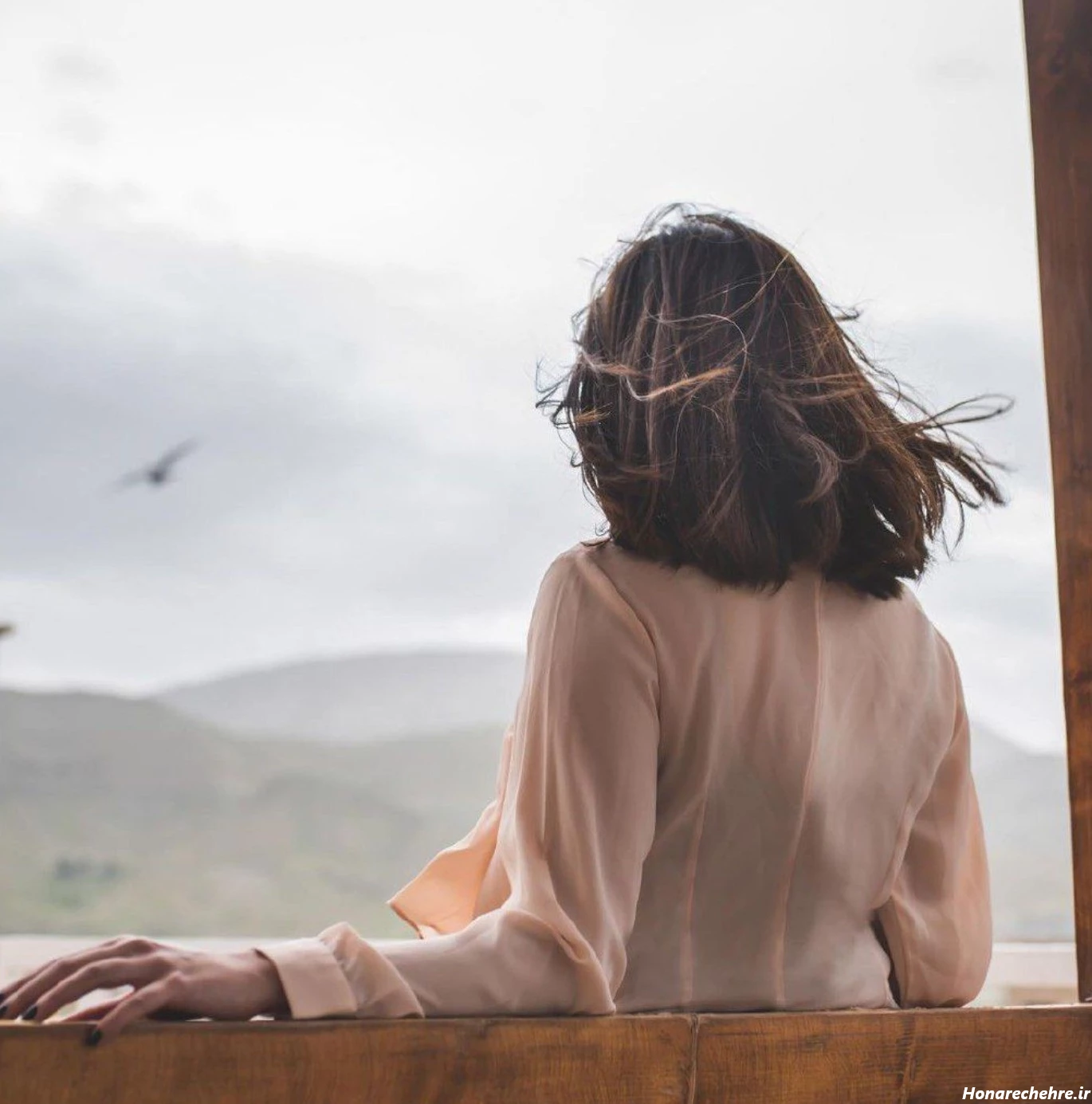 عکس دختر بدون چهره سیاه سفید